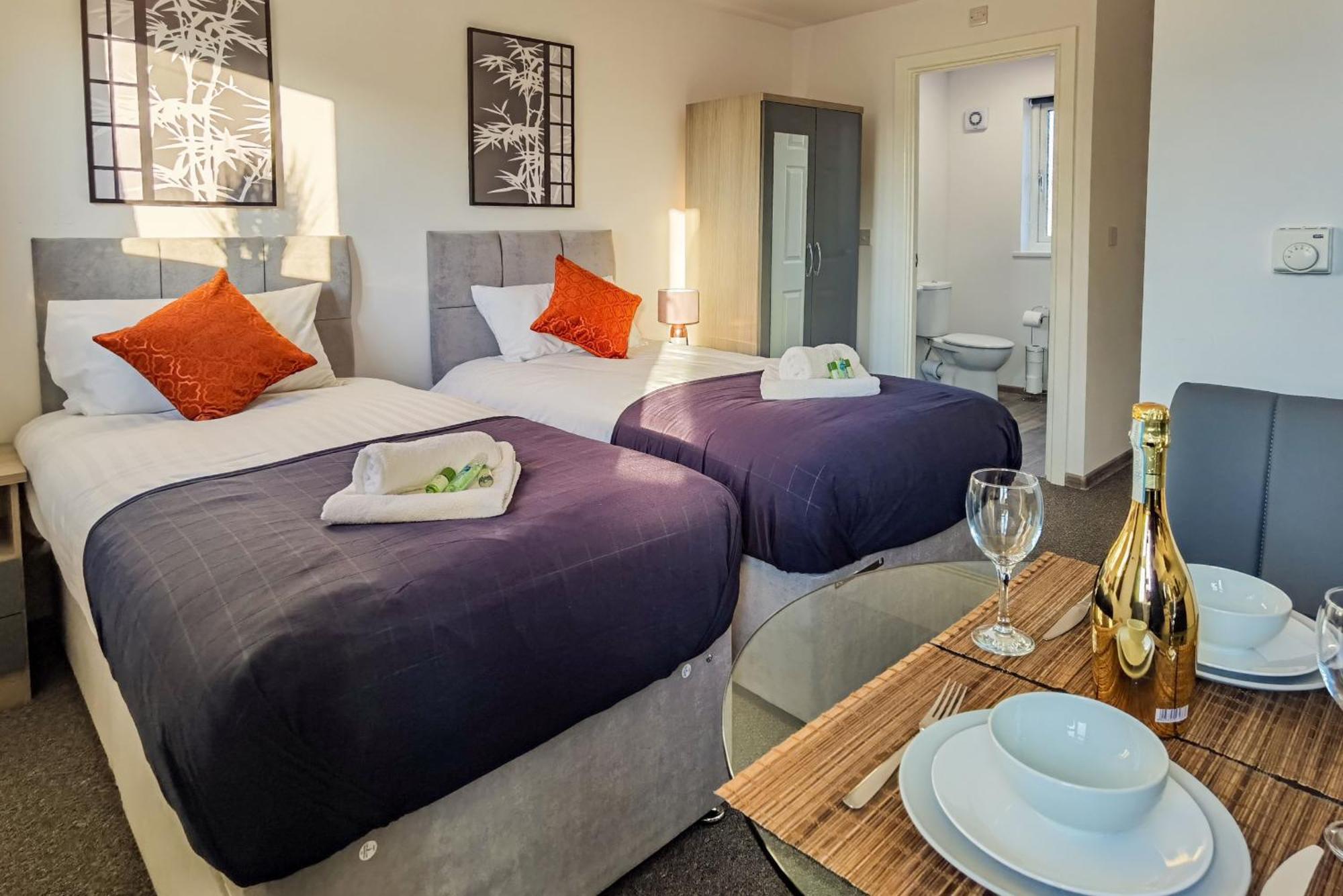 4 Bedroom 4 Bathroom Contractor House With Secure Locks On Each Bedroom Managed By Your Lettings Short Lets & Serviced Accommodation Peterborough Including Free Parking And Wifi Exterior foto
